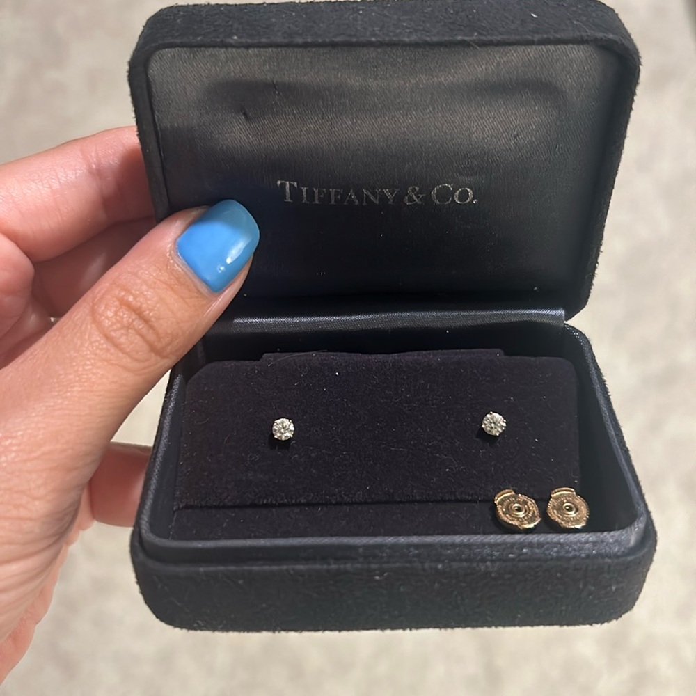 $2k v e nmo Tiffany diamond rose gold stud earrings
